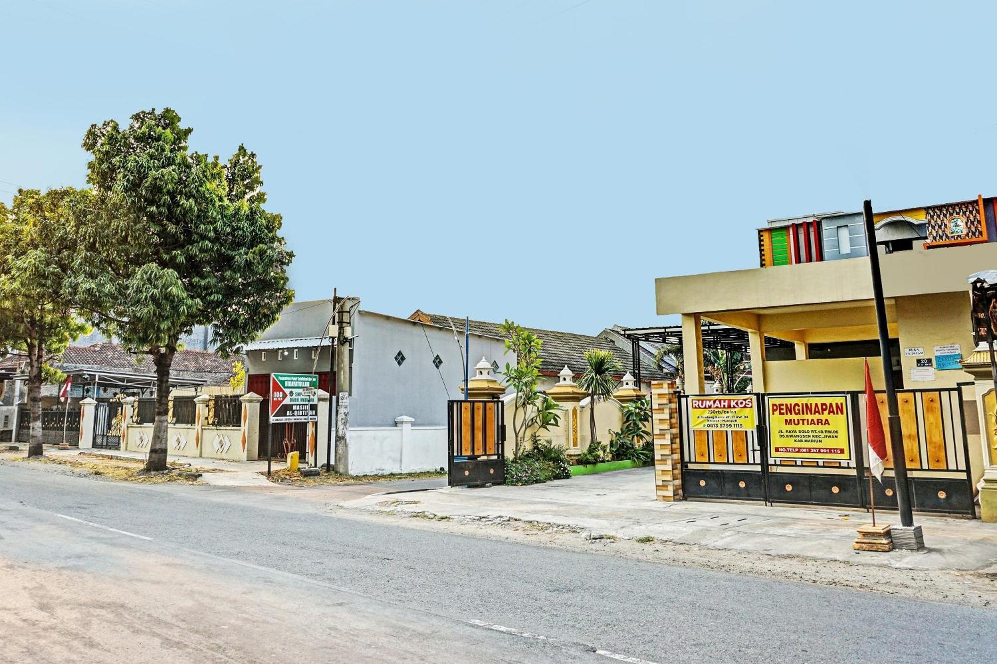 Oyo 91599 Penginapan Mutiara Madiun Exterior foto